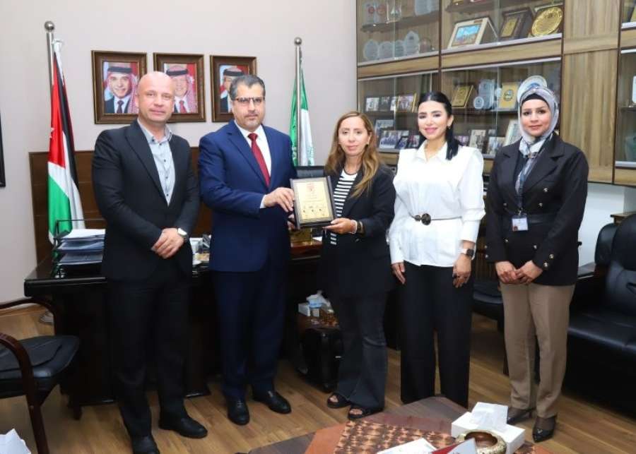 رئيس جامعة البترا يؤكد أهمية العمل