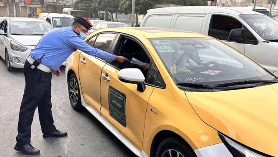 إدارة السير توزع كمامات على ركاب