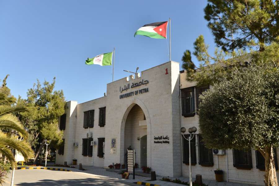جامعة البترا تعلن تحويل دوام الطلبة