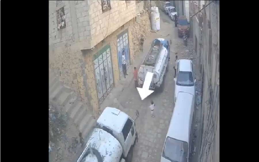 شاهد.. طفل يمني ينجو بأعجوبة من