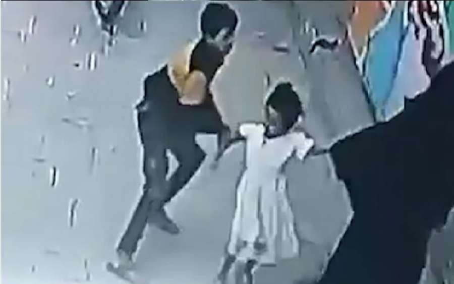 شاهد.. طفل ينقذ شقيقته من محاولة