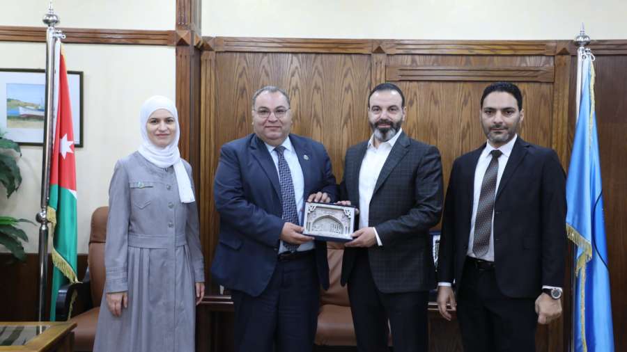 جامعة الزرقاء تبرم عقد تطوير وتسويق