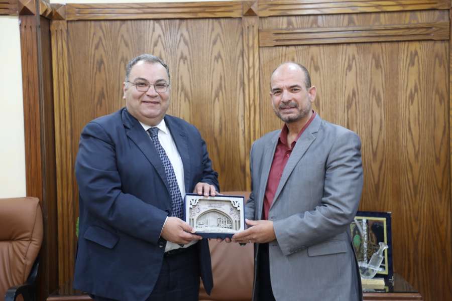 جامعة الزرقاء تكرم الدكتور علاء الدين