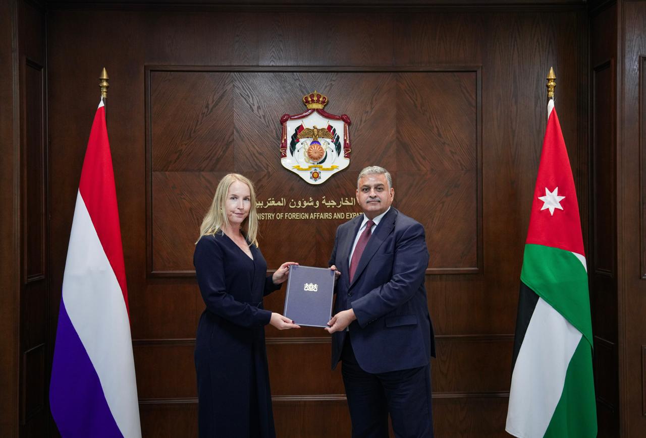 أمين عام وزارة الخارجية يتسلم أوراق