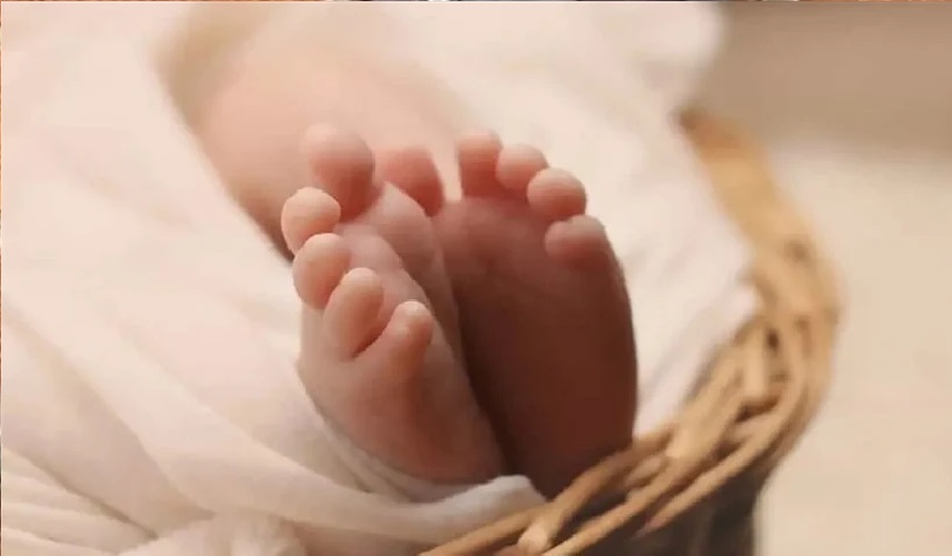 تختطف رضيعا من مستشفى لتوهم زوجها