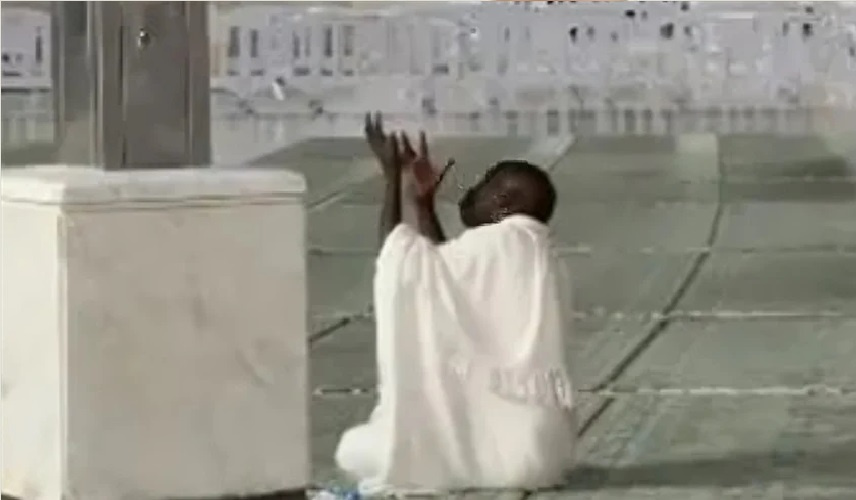 لحظة مؤثرة من المسجد الحرام.. دعاء