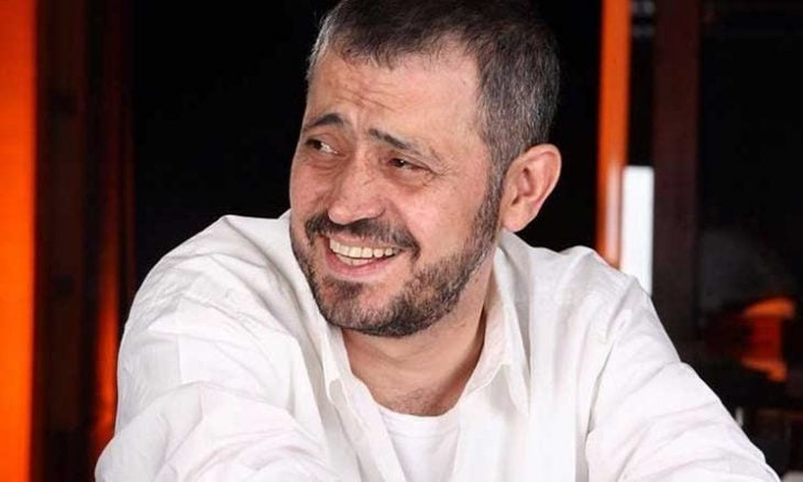 معجبون يهتفون لجورج وسوف أمام فندق