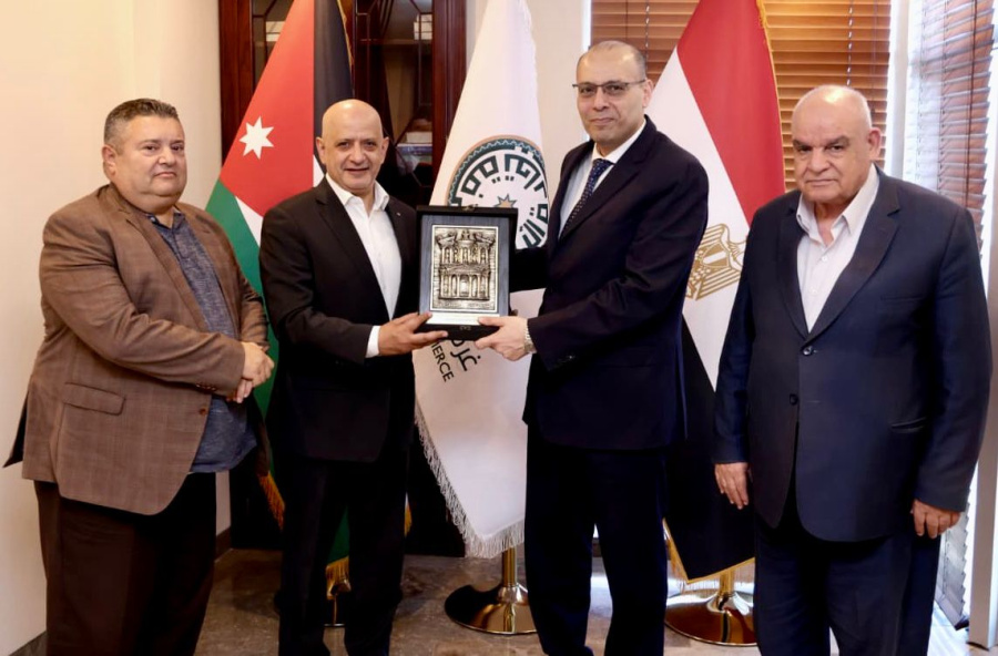 تجارة الأردن تكرّم السفير المصري تقديرا