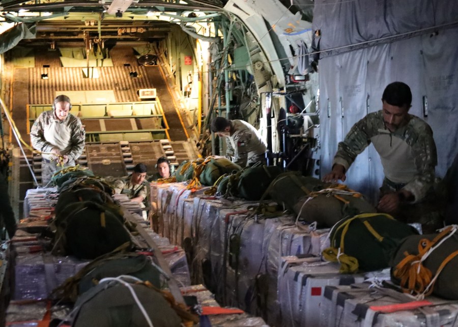 القوات المسلحة الأردنية تنزل 40 طنا