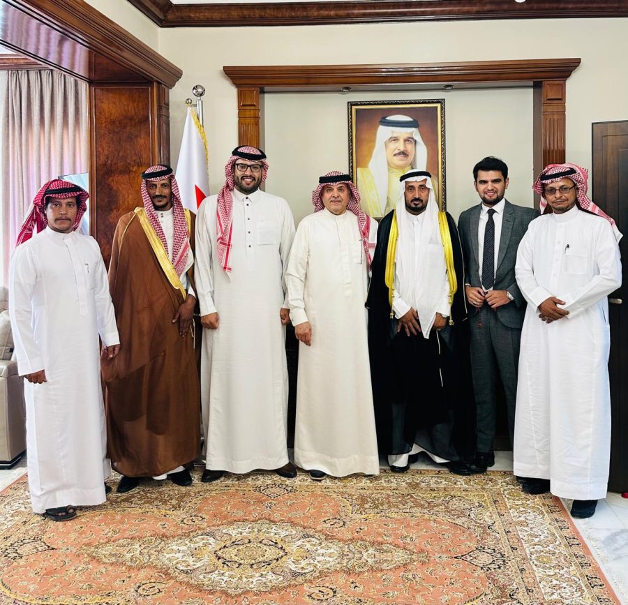 السفير آل خليفة يلتقي رئيس رابطة