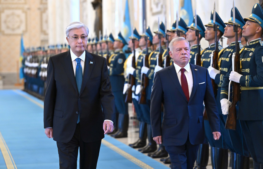 مراسم استقبال رسمية للملك لدى وصوله