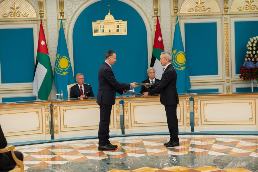 الملك ورئيس كازاخستان يشهدان تبادل حكومتي