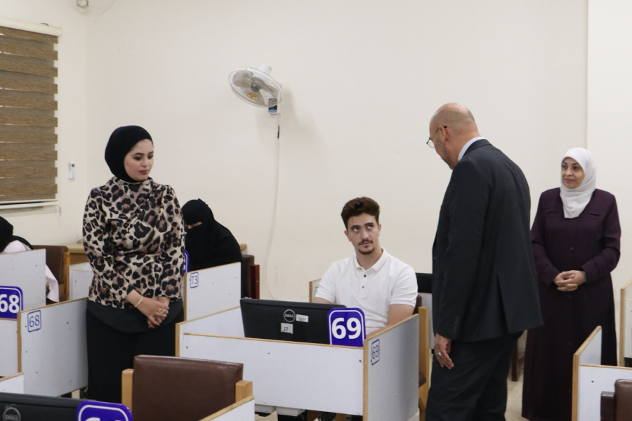 نائب رئيس جامعة الزرقاء يتفقد سير
