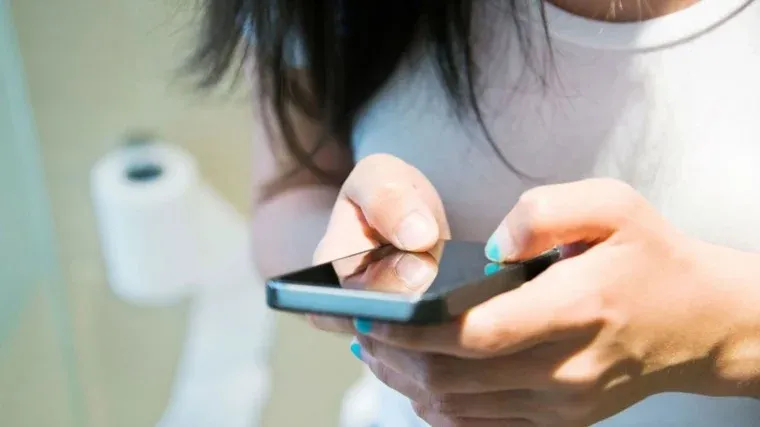 إحذروا استخدام الهاتف الذكي في الحمّام..