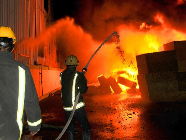 حريق بمستودع خردة وسكراب في الظليل