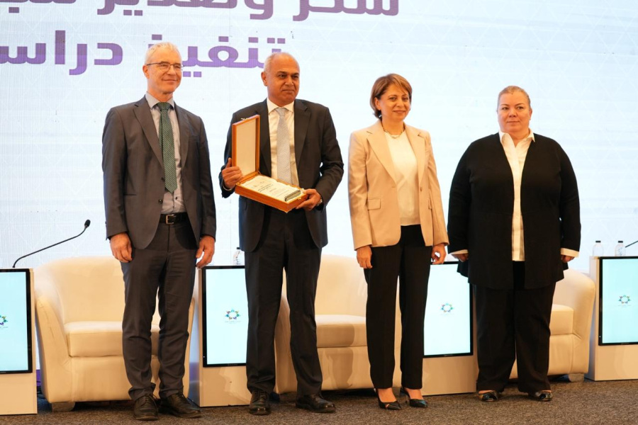 تكريم وزارة العمل على تميزها بإعداد