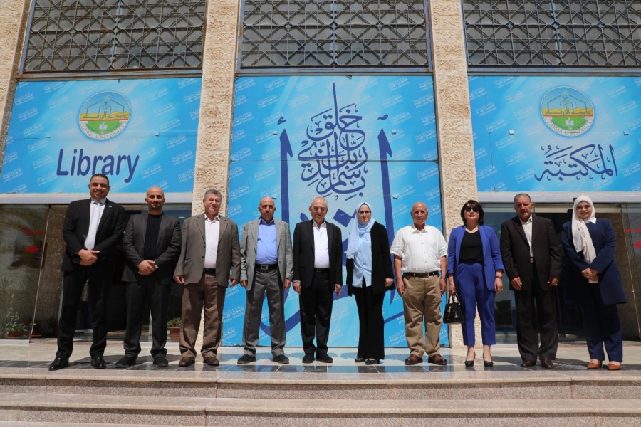 مجلس أمناء جامعة الزرقاء يزور مكتبة