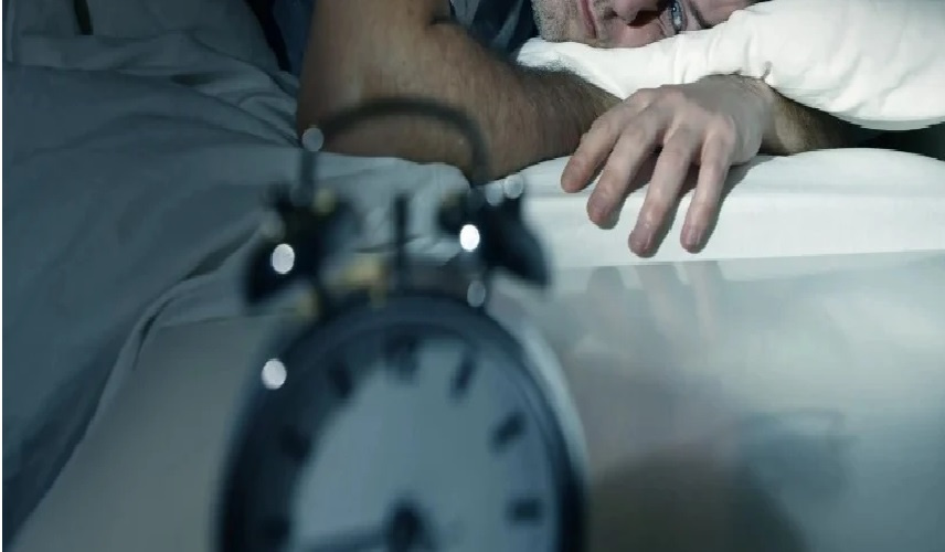 5 عادات مضللة قبل النوم.. خبراء