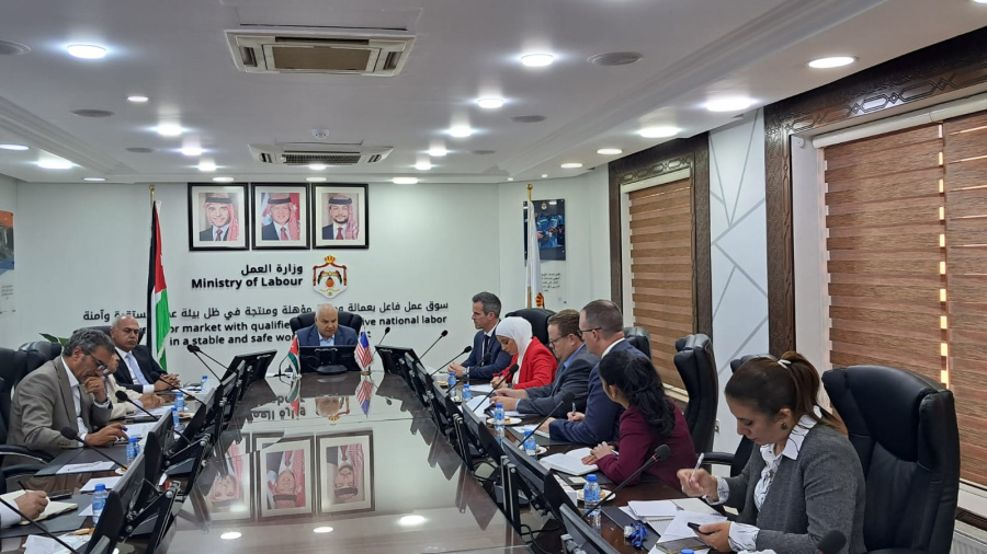 وزير العمل يلتقي المسؤول بمكتب الديمقراطية