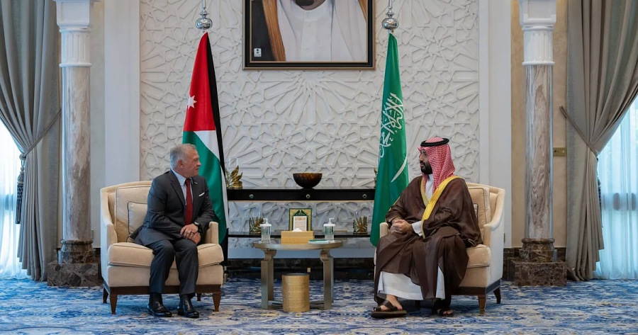 الملك يلتقي بن سلمان وعباس على