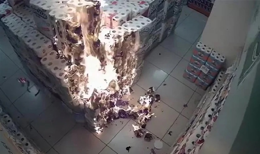 أشعل المناديل بقداحة.. طفل تركي يتسبب