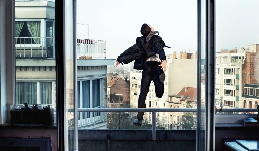 إيطاليا.. سبعيني حاول الانتحار فسقط فوق