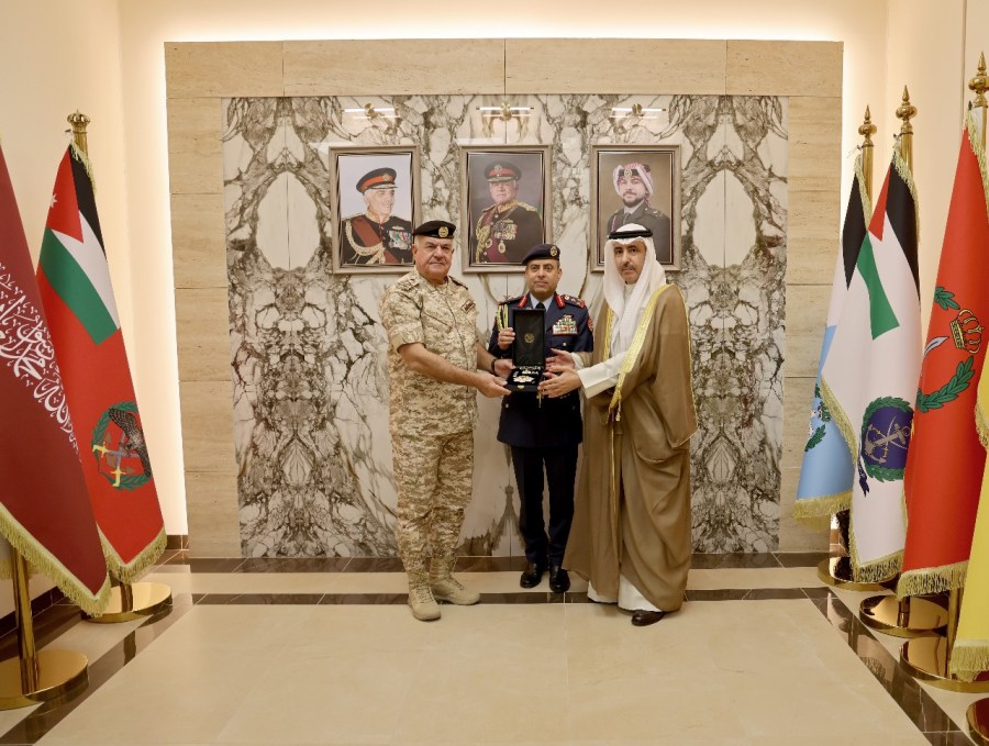 الحنيطي يستقبل السفير الكويتي.. ويسلم وسام