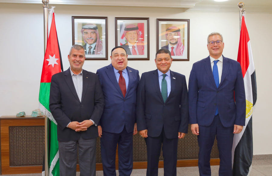 الخرابشة يبحث مع نظيره المصري تعزيز