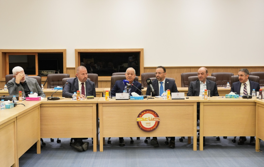 صناعة عمان تبحث معيقات القطاع الصناعي