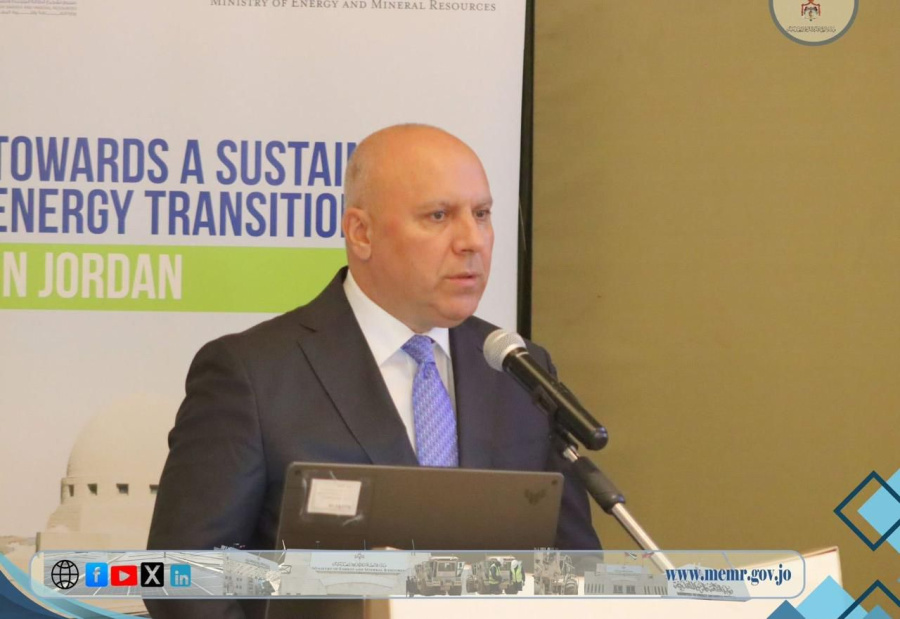 المدير التنفيذي لصندوق الطاقة المتجددة يحصل