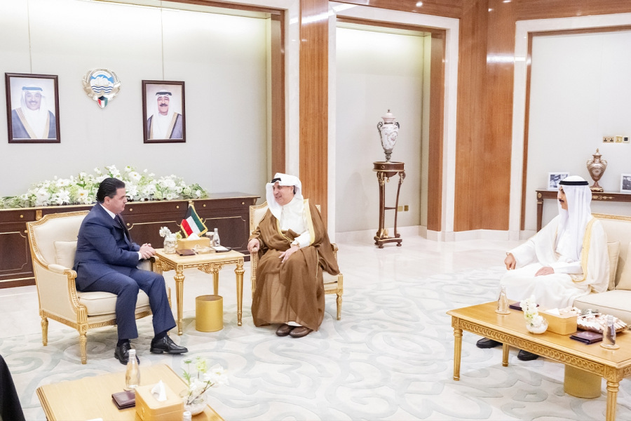 وزير شؤون الديوان الأميري يستقبل السفير