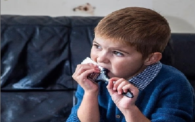 هذه قصة طفل يلتهم جدران غرفته..