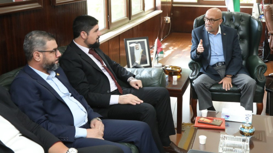 وزير المياه والري يستقبل وفد وزارة