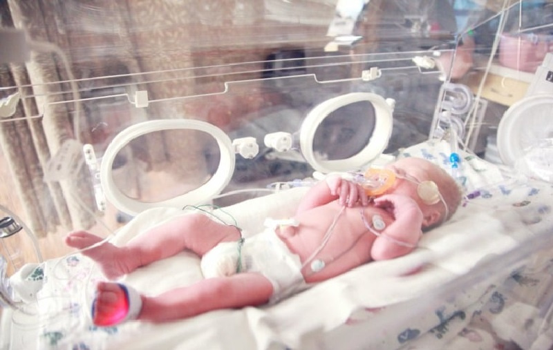 دراسة تثبت أهمية أحضان الأبوين لنمو