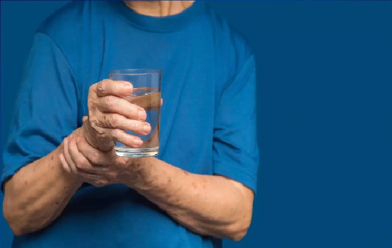 10 أعراض مبكرة لمرض باركنسون.. تعرف