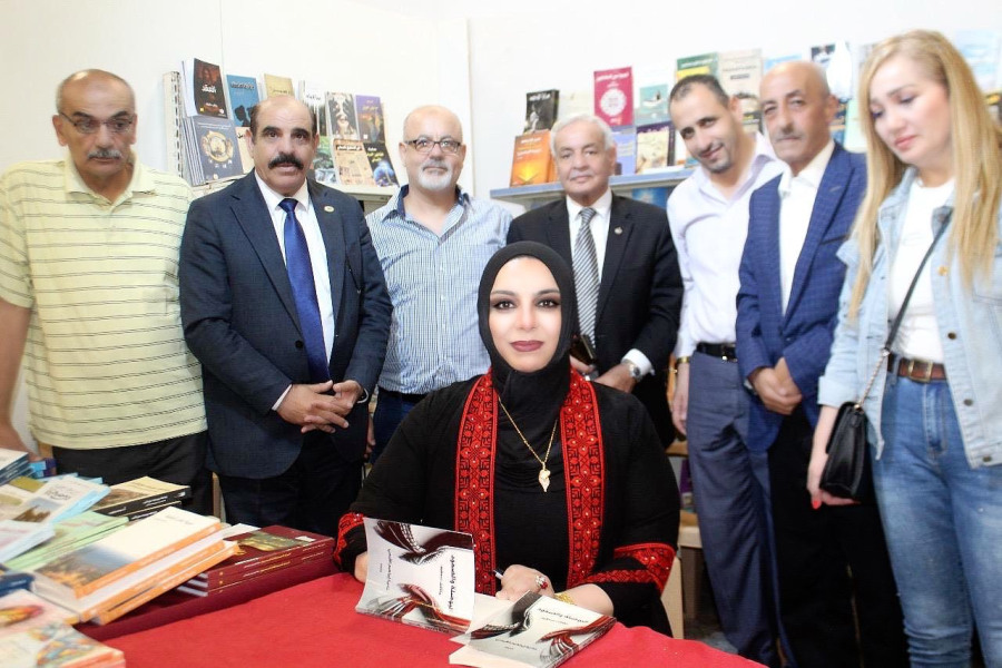 القيسي تشهر البوصلة والصمود في معرض