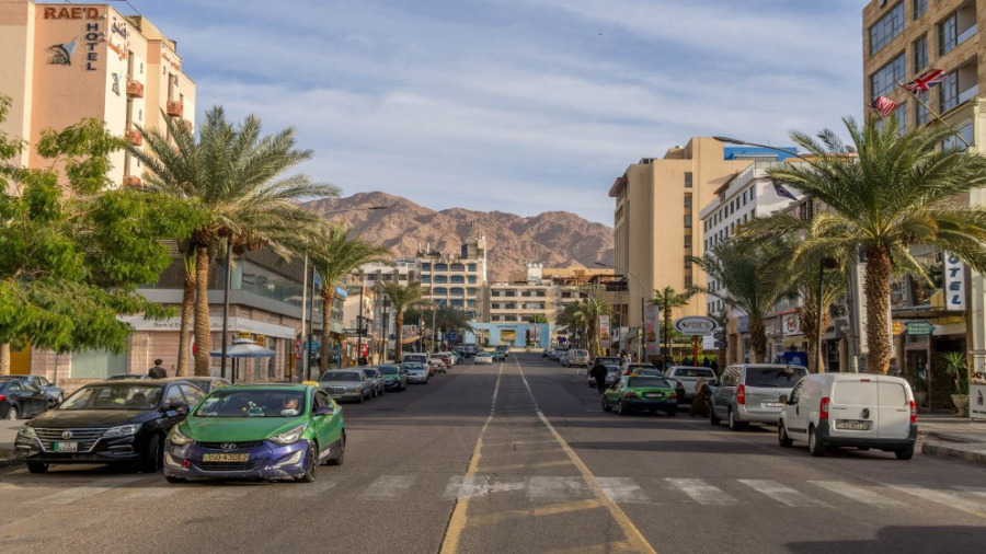 الحكومة تعفي المركبات العمومية في العقبة