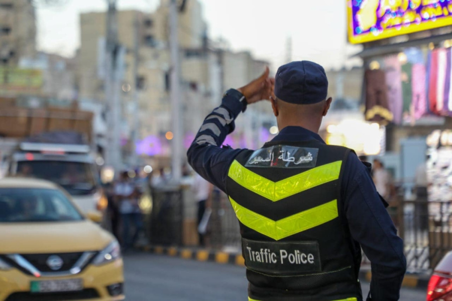 أردني يتعرض لتشنجات حادة في مركبته..