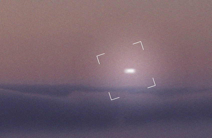 مصور يوثق أجساما غامضة في سماء