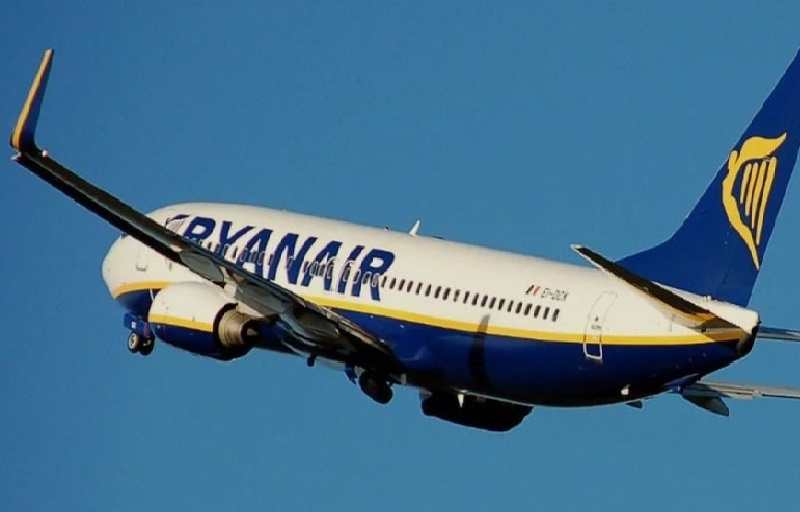 فيل يهاجم قاربا سياحيا ويطيح بركابه