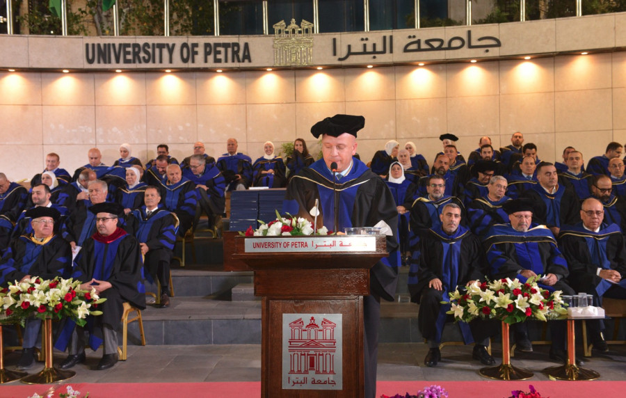جامعة البترا تحتفل بتخريج الفوج الحادي