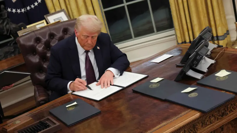 ترامب يوقع أمرا تنفيذيا يعتبر أي