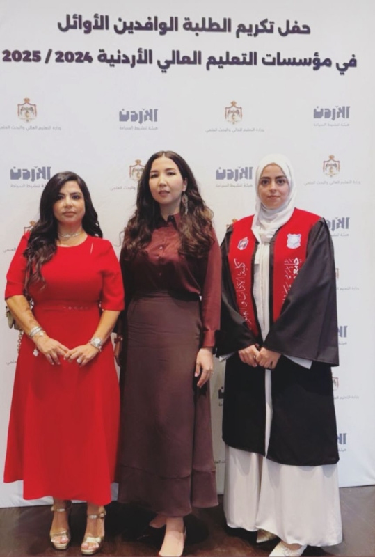 تكريم طالبتين وافدتين من عمان الأهلية