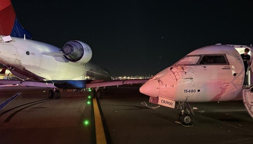 حادث غريب بين طائرتين في مطار