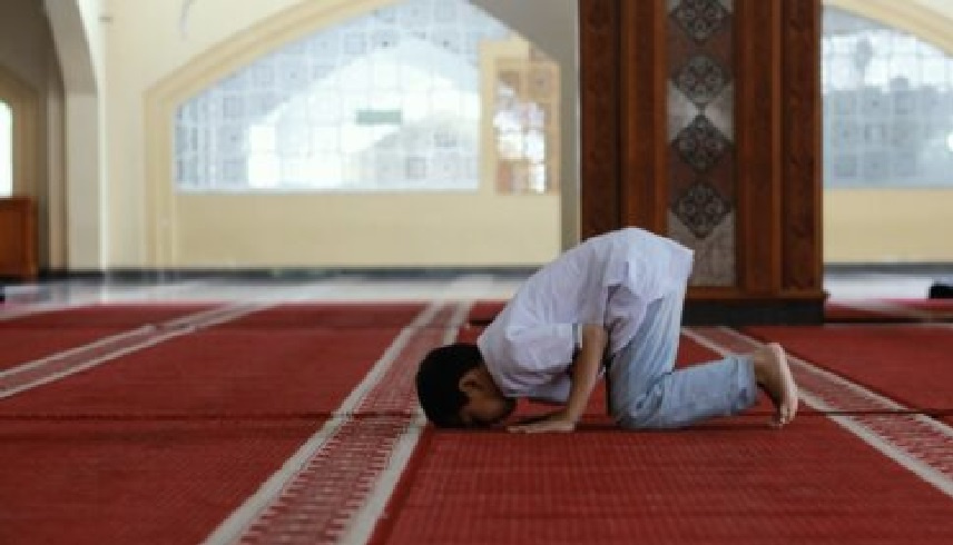 منع الصلاة في المدارس في ميزان