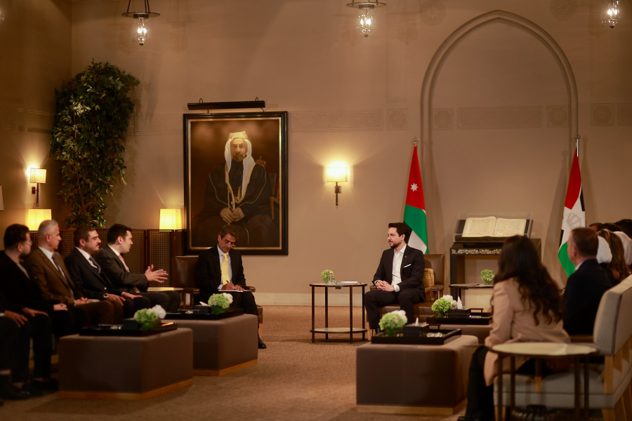 ولي العهد يلتقي الفائزين بجائزة الحسين