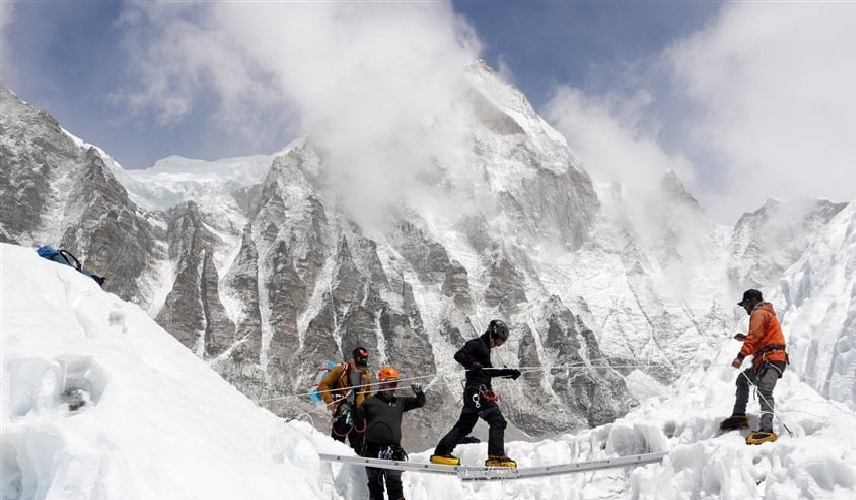 نجاة 350 سائحا من عاصفة مميتة