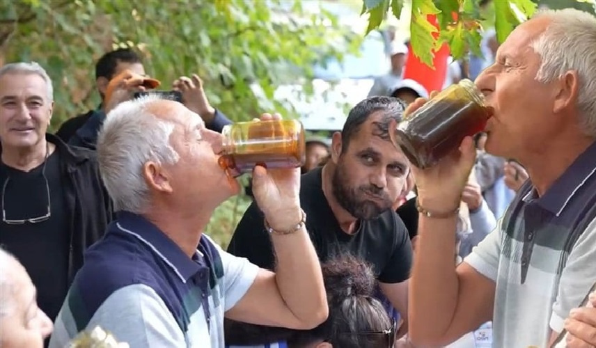 تركي يبتلع كيلو عسل في دقيقتين