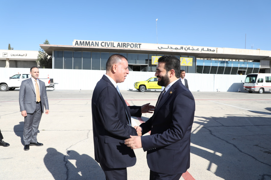 الفرايـة يستقبل في مطار عمان المدني