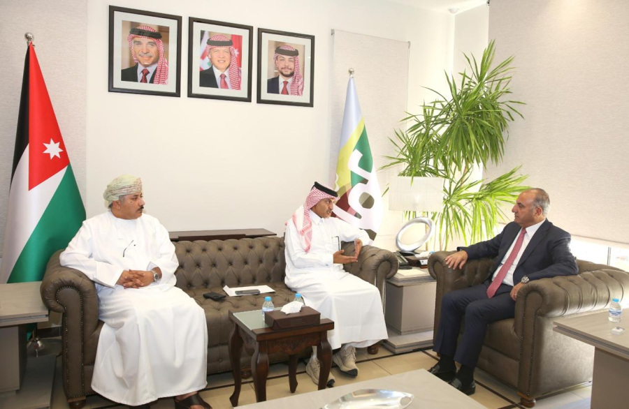 الشواربة يلتقي سفيري قطر وعمان ويبحث